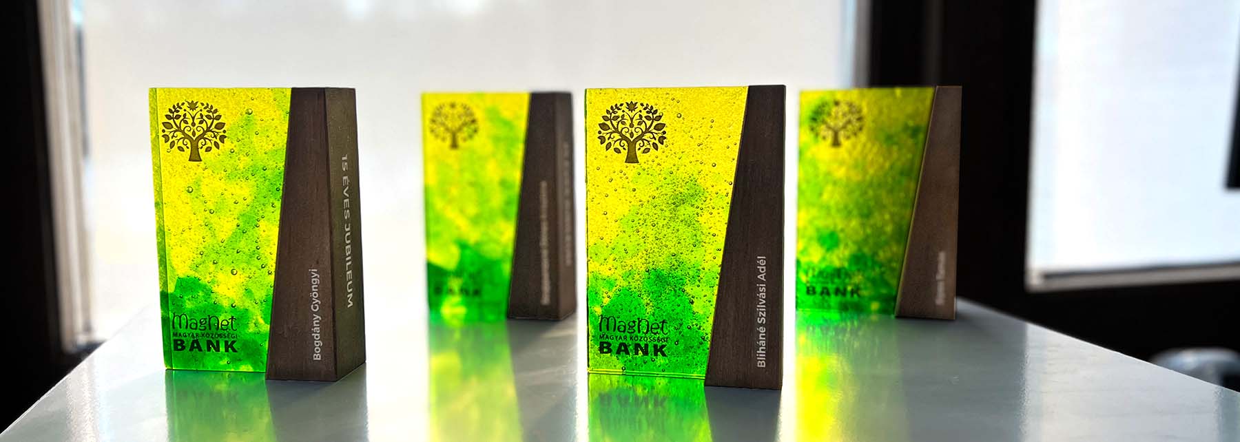 uránzöld üveg díj fa talppal