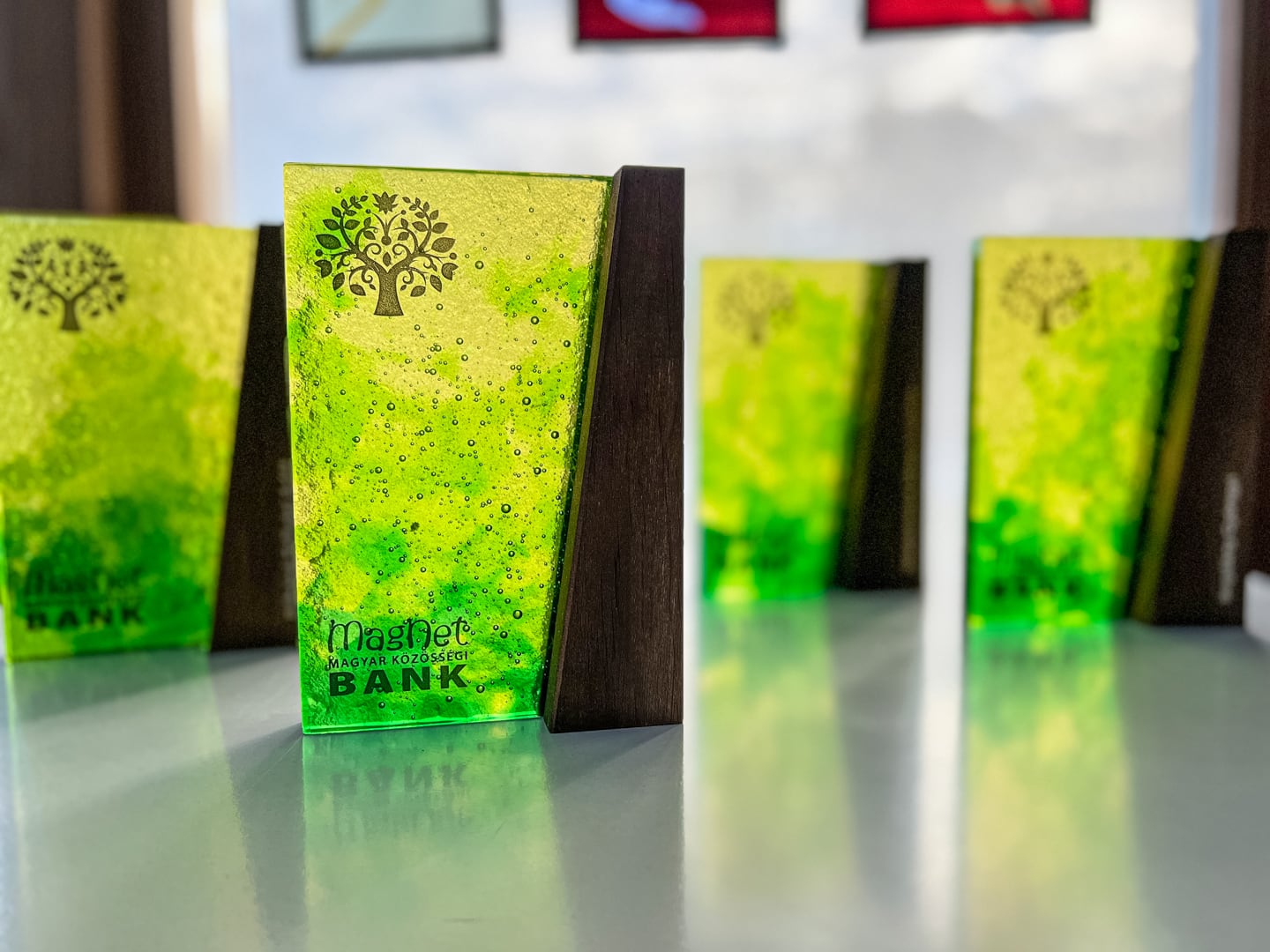 uránzöld üveg díj fa talppal