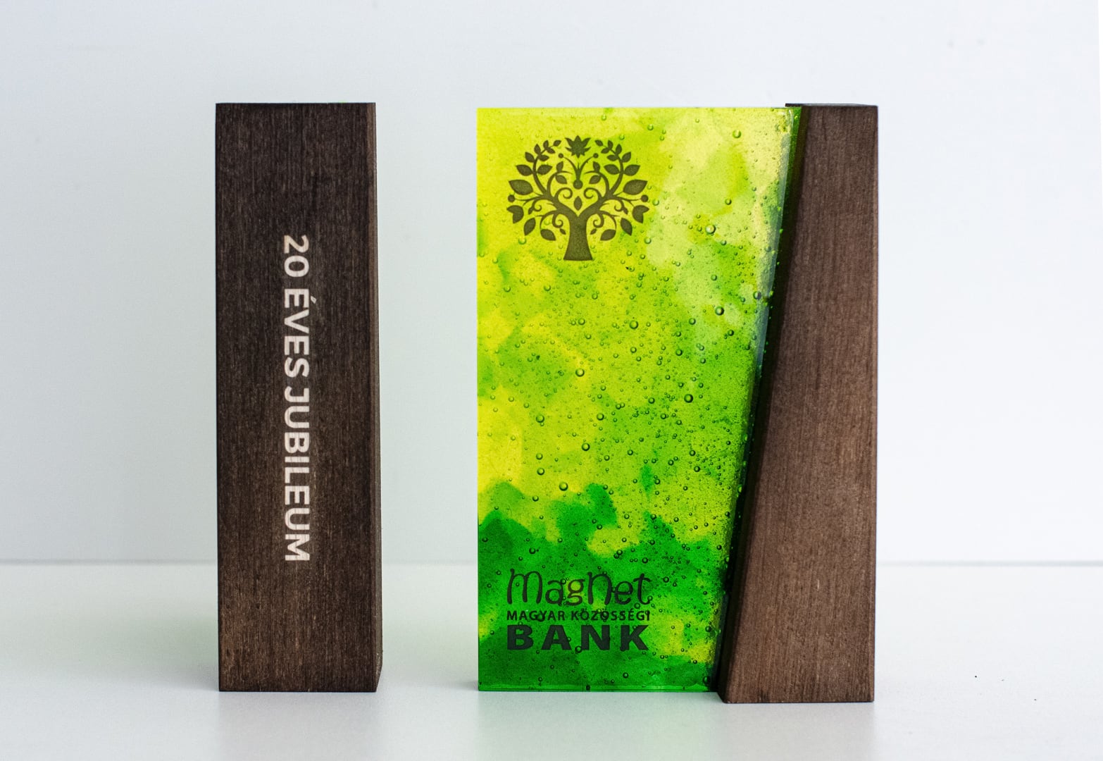 uránzöld üveg díj fa talppal