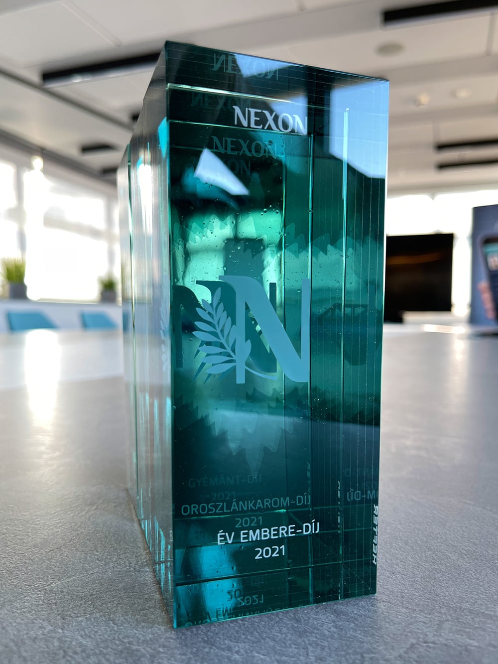 Uránzöld színű üvegdíj felső nézetből fotózva