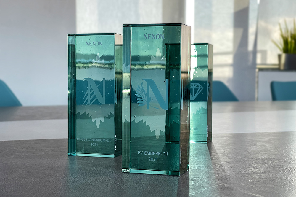 üvegdíj irodai asztalon