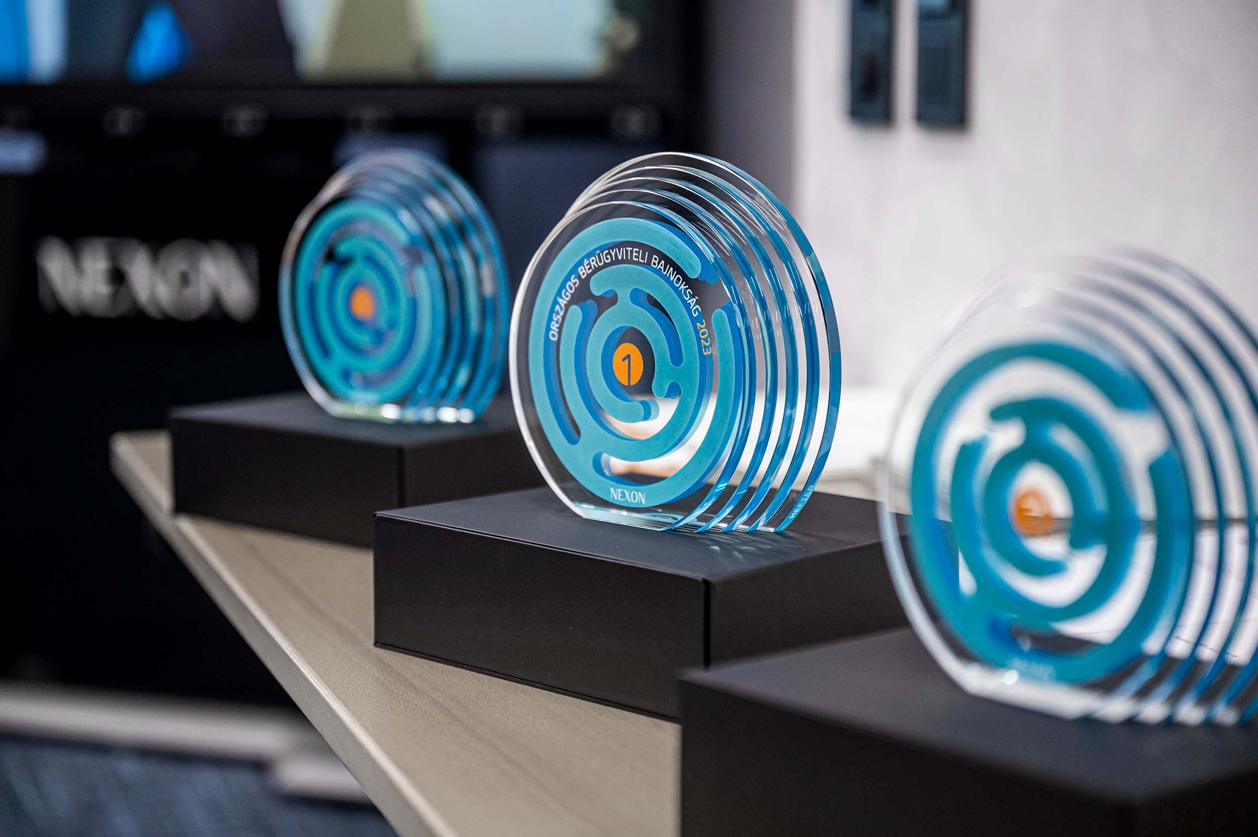 egyedi üveg díj több fokozatban díszdobozzal