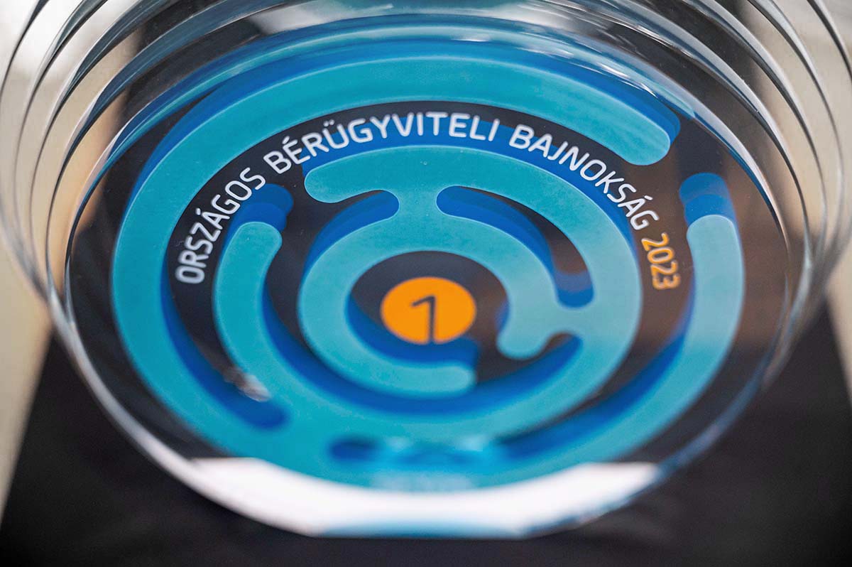 uránzöld üveg díj fa talppal