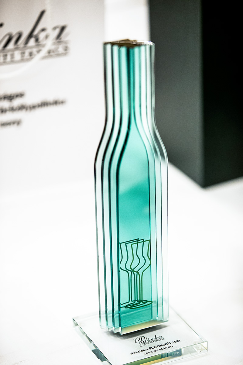 zöld pálinkás üveg formájú díj