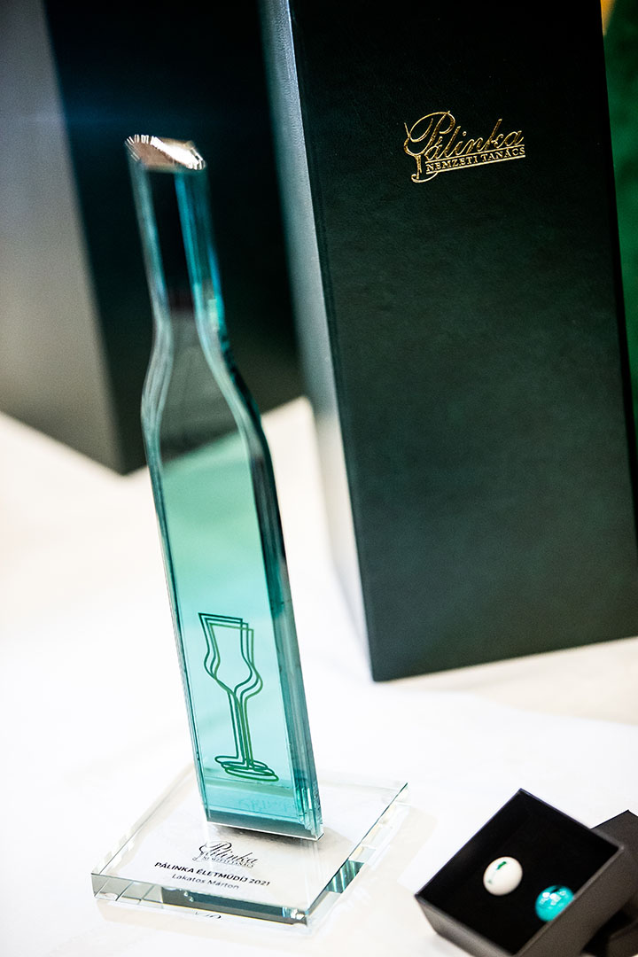 zöld pálinkás üveg formájú díj