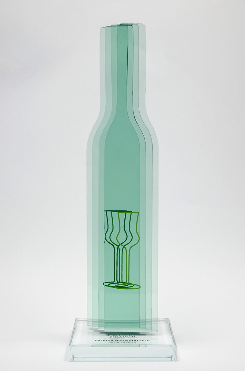 zöld pálinkás üveg formájú díj