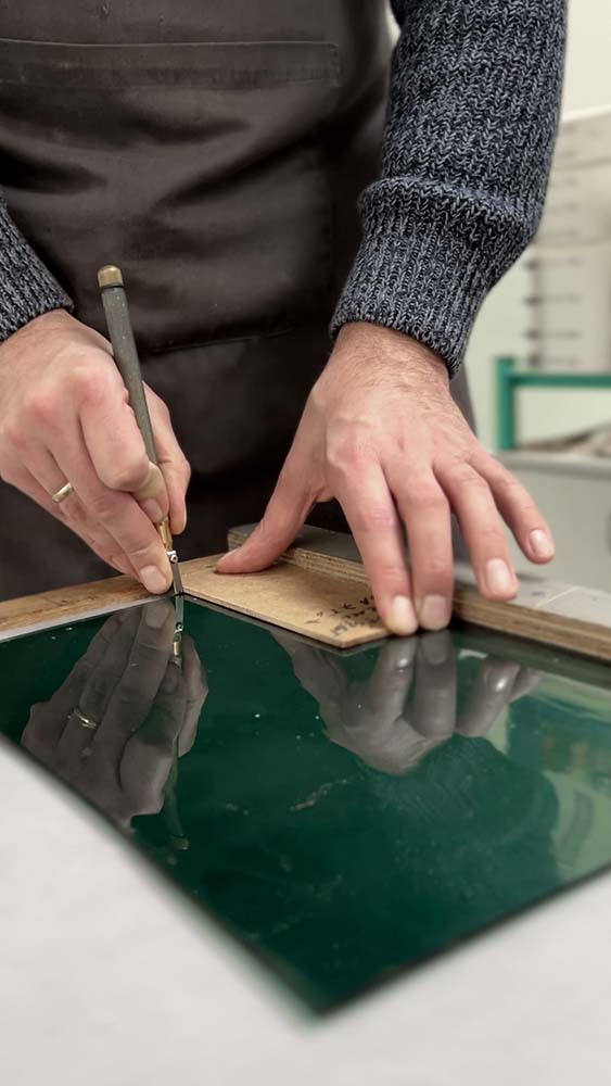 üvegvágás üvegdíjhoz a díjkészítés folyamata