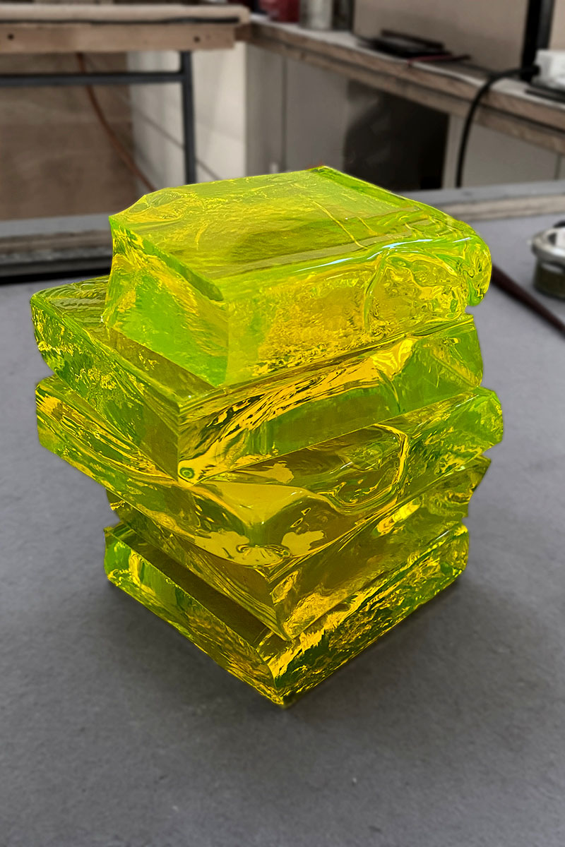 uránsárga üvegtömbök egy asztalon