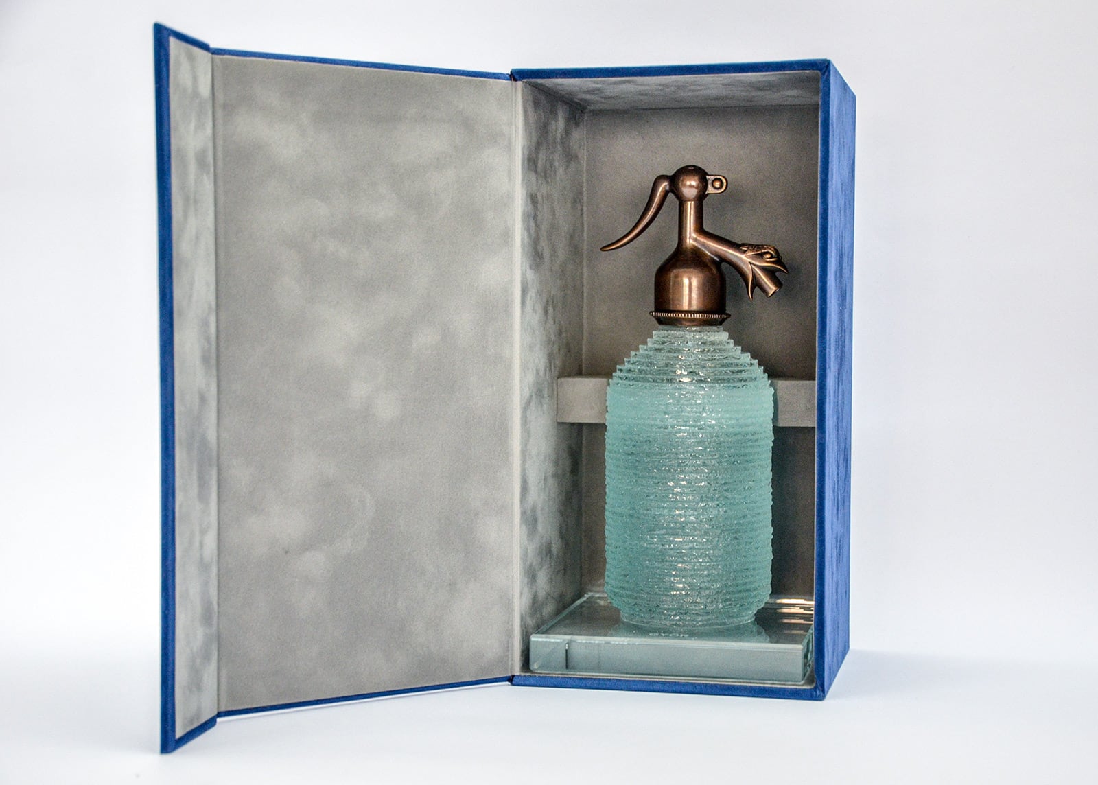 szódásüveg formájú üvegdíj bronz fejjel