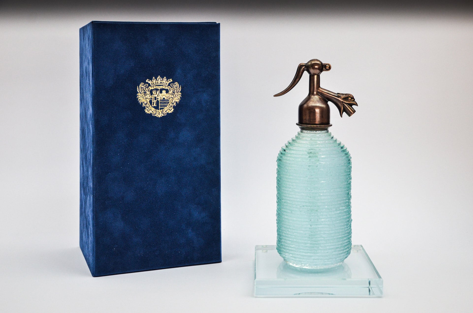 szódásüveg formájú üvegdíj bronz fejjel és díszdobozzal