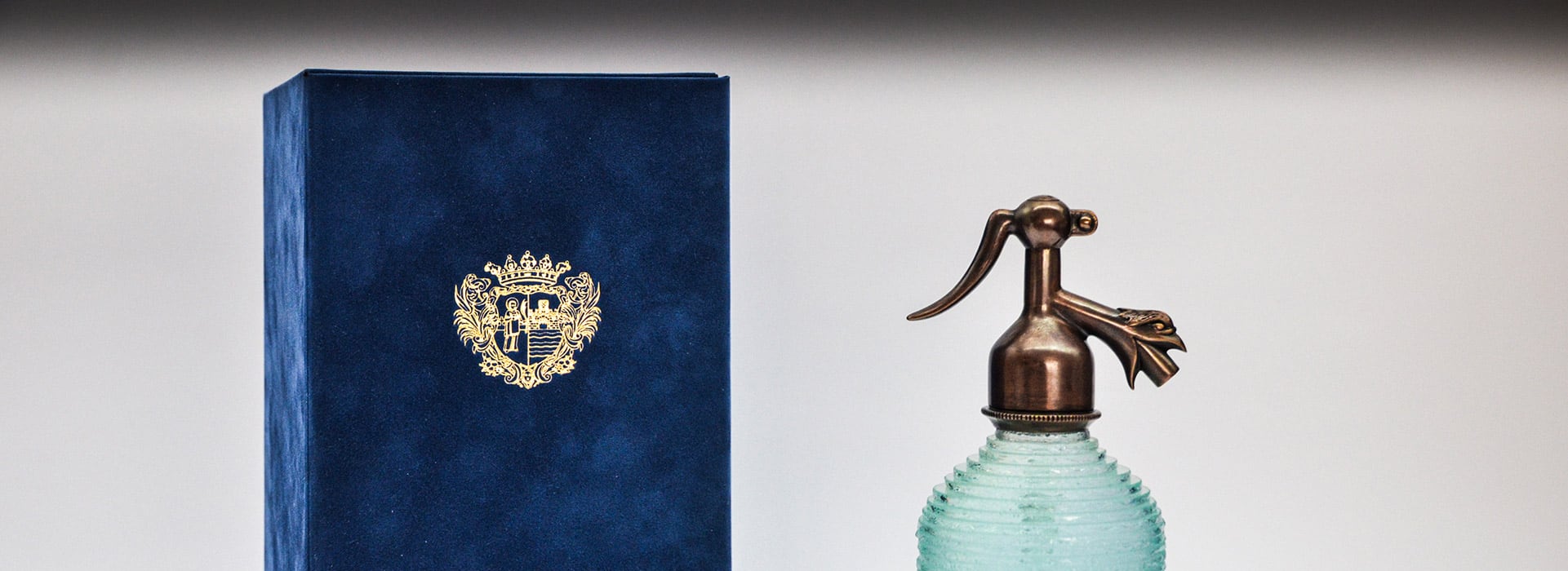 szódásüveg formájú üvegdíj bronz fejjel